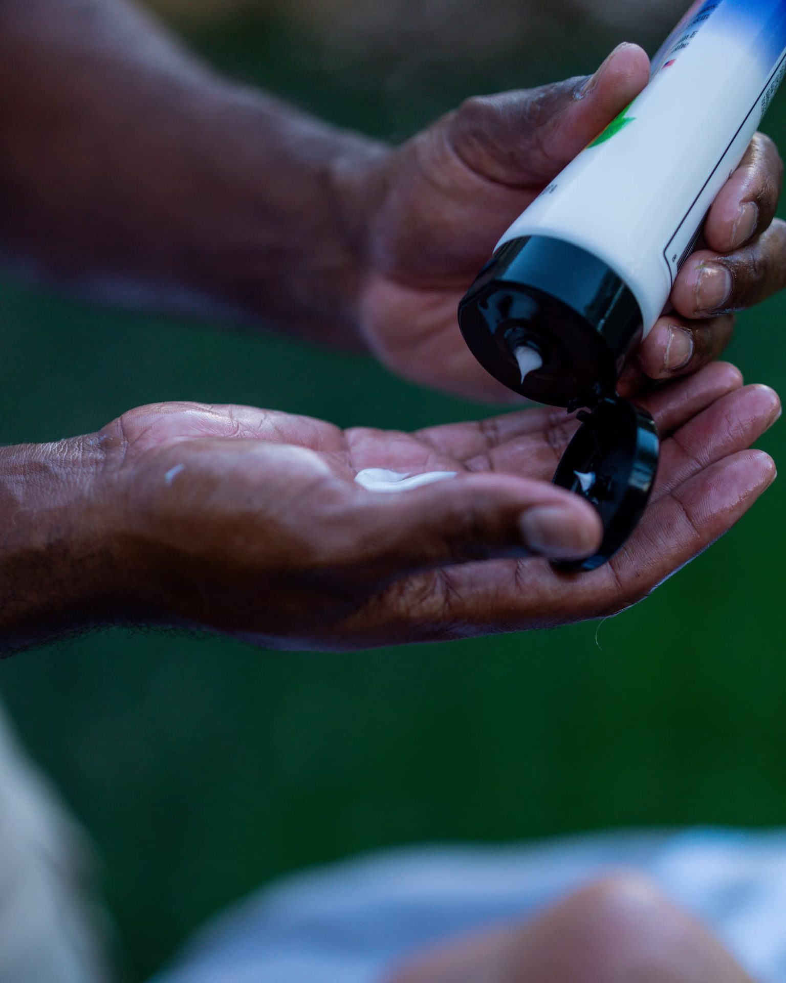 Massagecrème in de handpalm