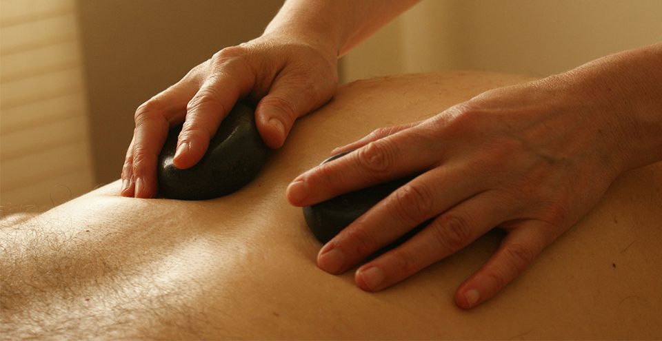 Hot stones op een rug
