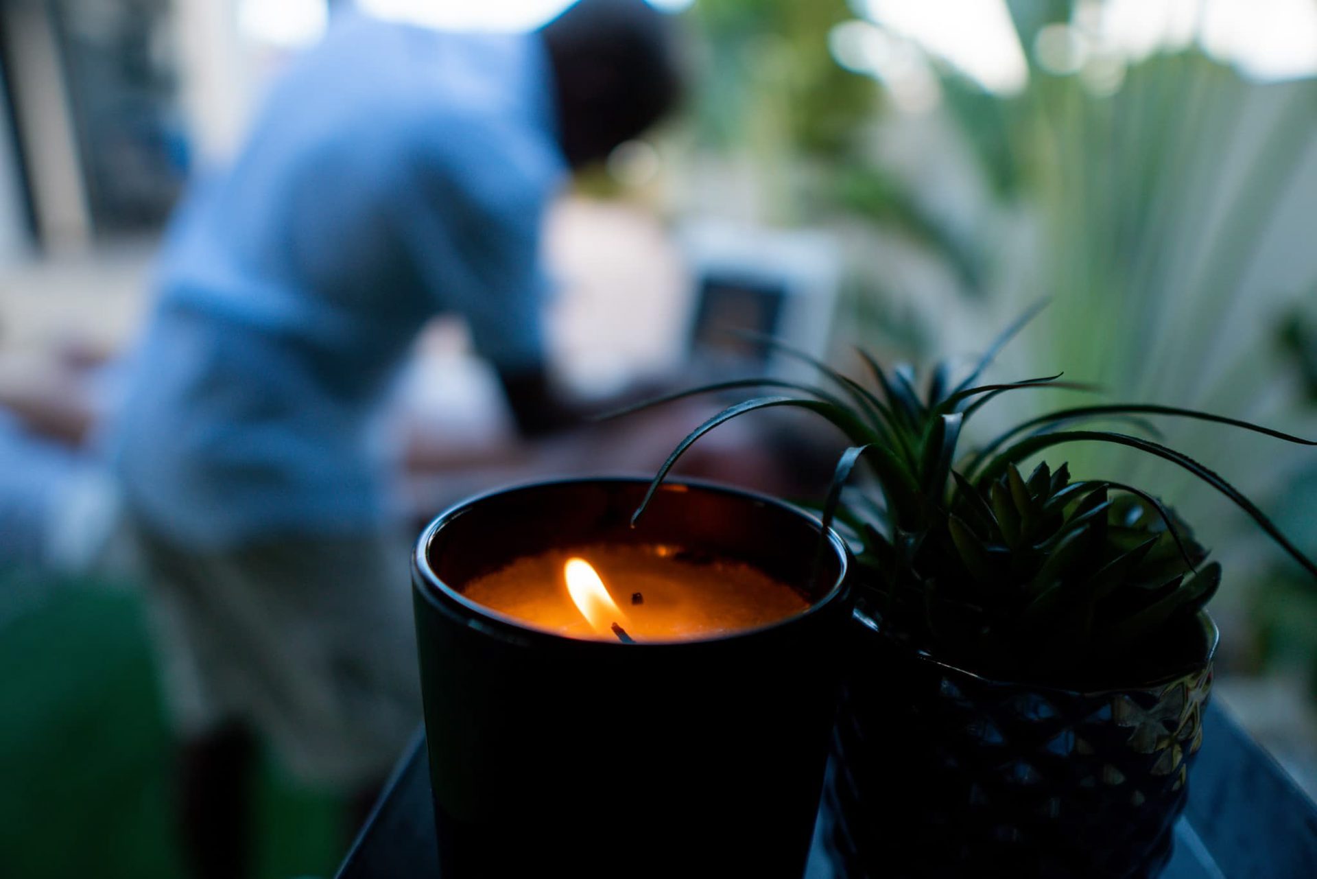 Een brandende kaars tijdens een massage in de tuin