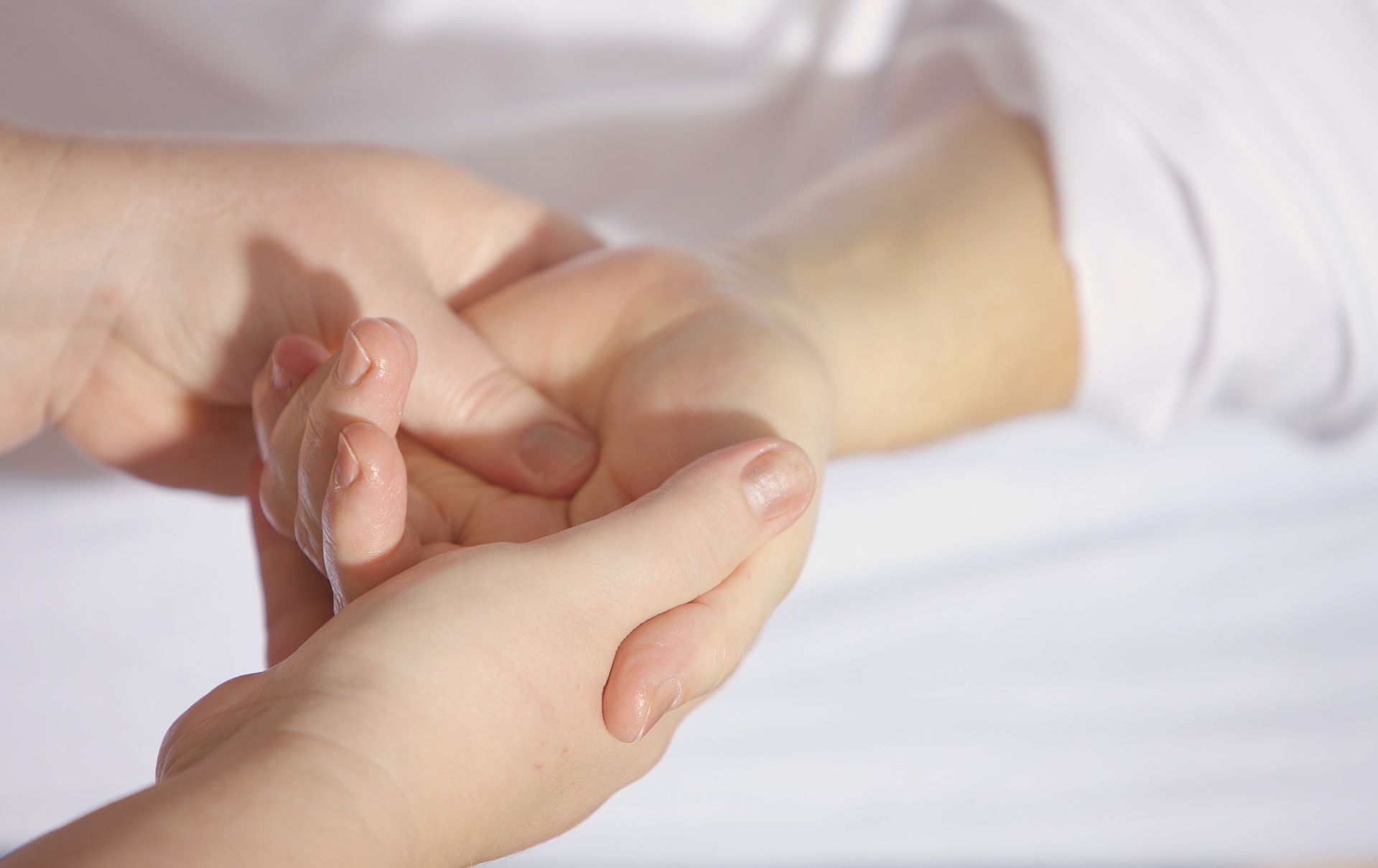 Handen van de masseur tijdens een massage