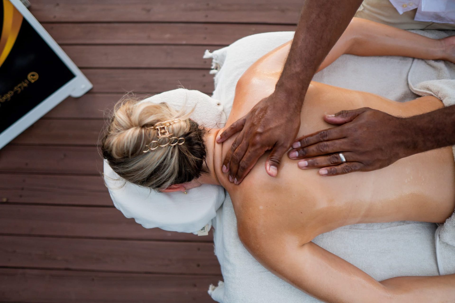 Een rugmassage op het houten terras
